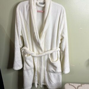 Montauk White super soft front pockets luxury tie waist robe, one size fits most